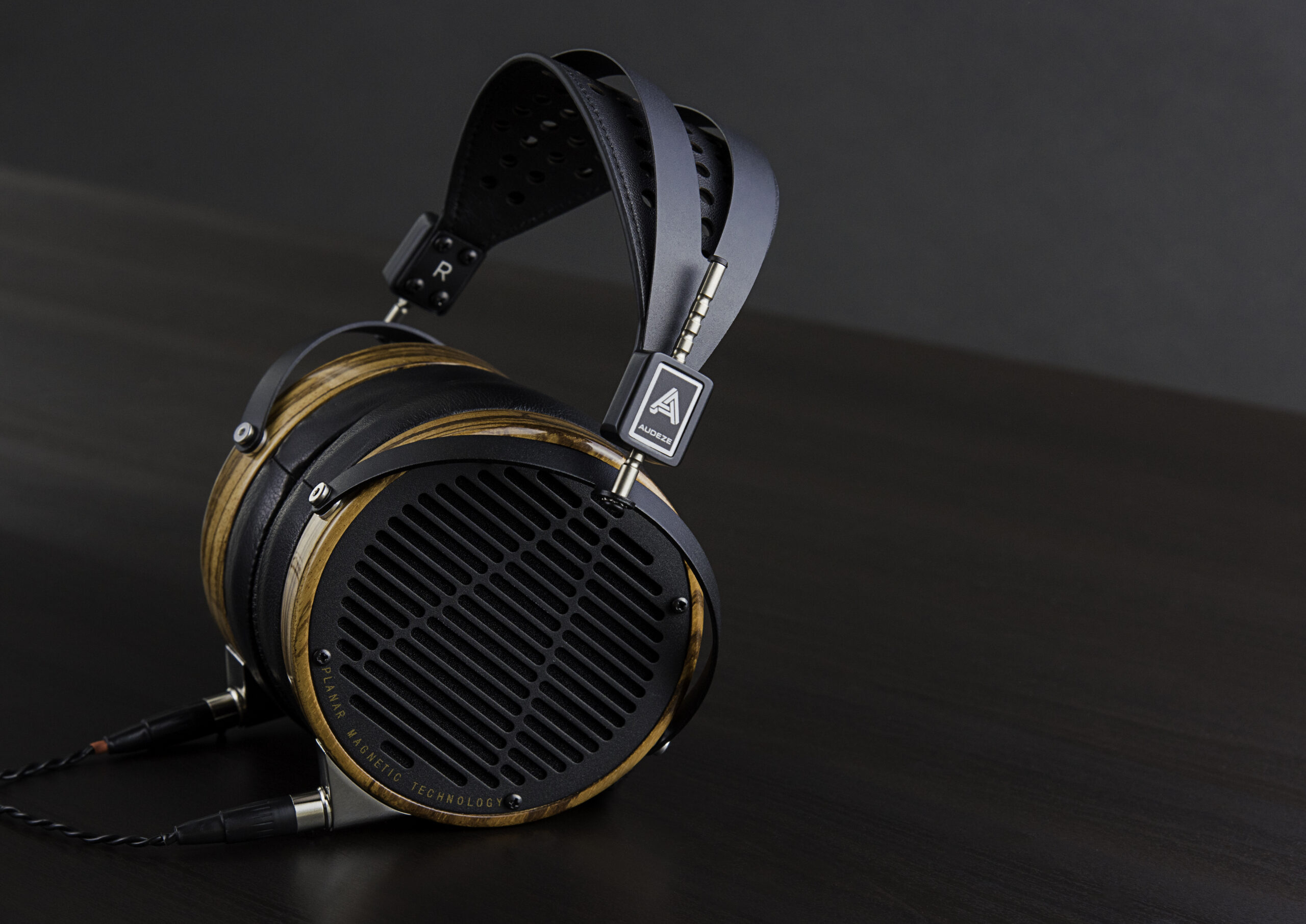匠の技が奏でる音楽の芸術品 Audezeの熟練職人によって丁…