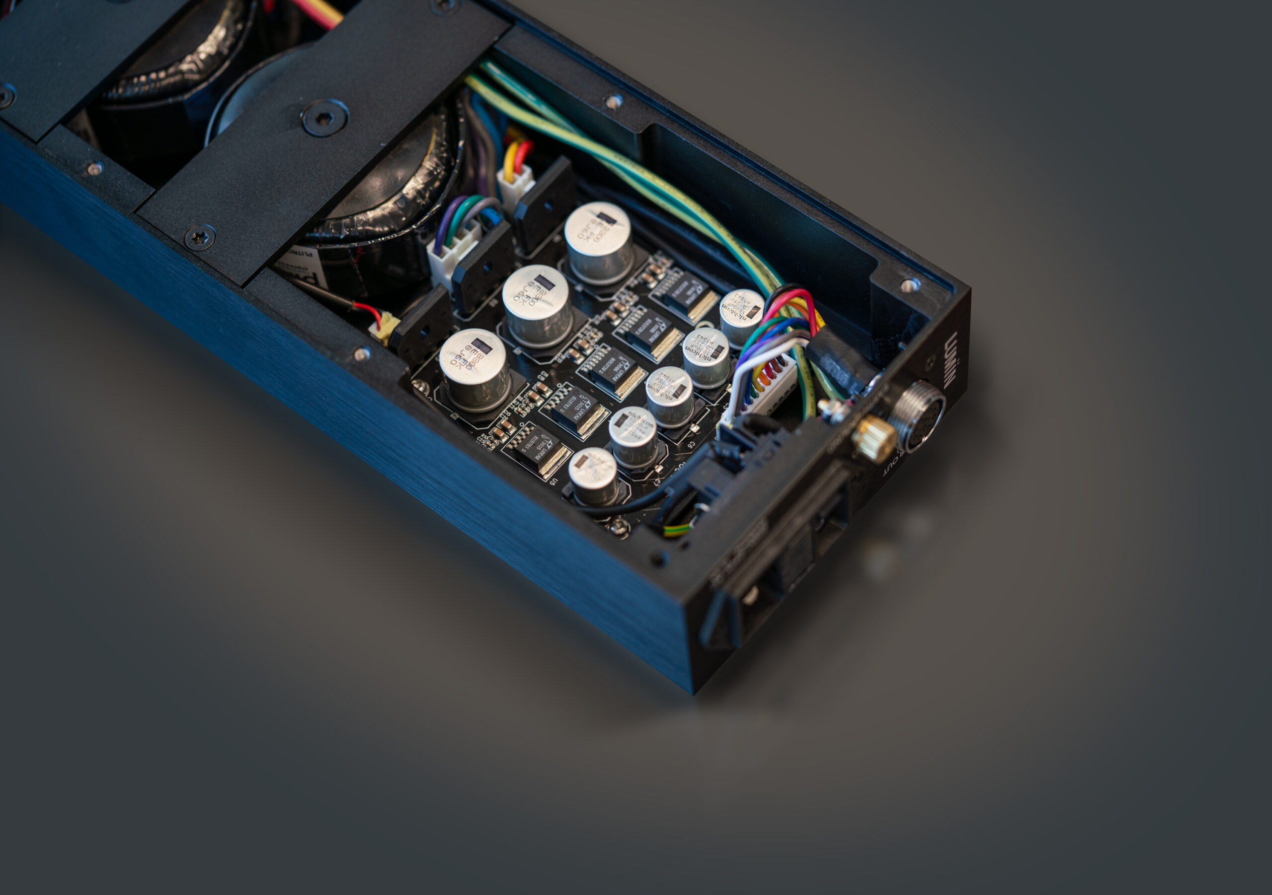 独立筐体の電源ユニットにはデジタル回路とアナログ回路それぞれ…