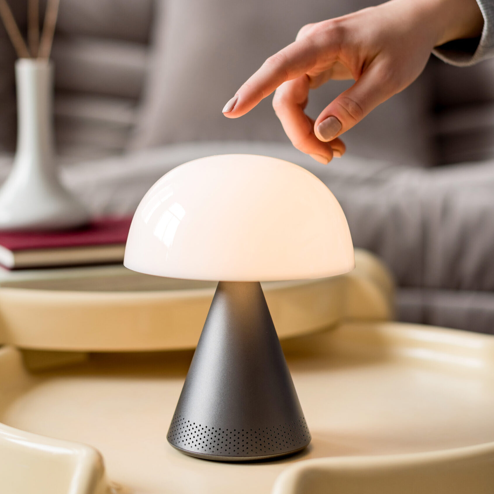 2-in-1のポータブルランプ Mina L Audioは、&hellip;