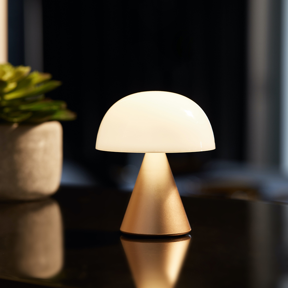 かんたん充電 Mina MはQi対応のワイヤレス充電に対応し&hellip;